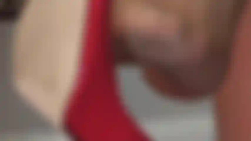 Balançando e brincando com os sapatos em close-up extremo - estes sensuais saltos altos vermelhos balançam bem na sua frente. Você consegue ver de perto os lindos dedos transparentes de náilon nude, quase como se pudesse inalar seu perfume inebriante.