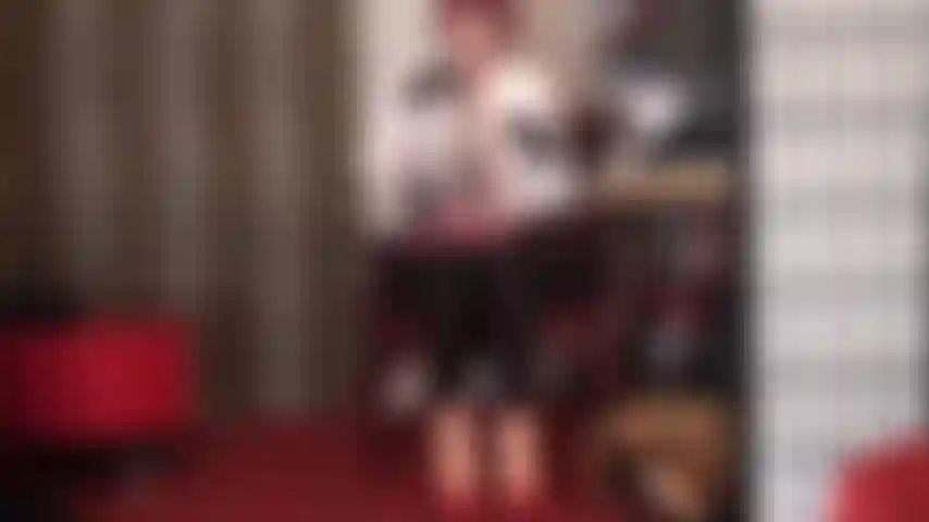 Calcinhas de cetim te deixam fraco - exibindo sua coleção de calcinhas de seda, a amante decide usar um lindo par floral. Um par combinando está reservado para o seu pau desfrutar de uma punheta de calcinha de cetim.