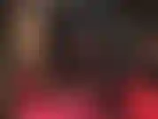 Leggings justas ou melhor, uma saia super curta de látex? - A senhora provoca com sua bunda fantástica em leggings justas de elastano antes de vestir uma minissaia de borracha justa.