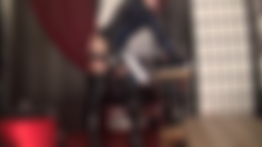 Meias, ligas, botas acima do joelho, pvc e um pau enorme, o surfista anal gigante prateado.