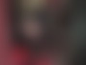 Adoro o corpo requintado da senhora, vestida em látex preto justo, meia-calça preta e botas altas e brilhantes acima do joelho.