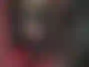 Adoro o corpo requintado da senhora, vestida em látex preto justo, meia-calça preta e botas altas e brilhantes acima do joelho.