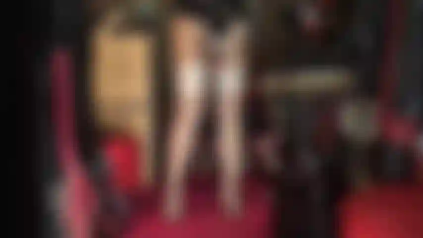 Vista uma meia-calça ou meia-calça de náilon sobre a(s) mão(s) e se acaricie como uma amante acaricia sua cinta-liga. Goze sua carga de porra direto na sua boca. Abra a boca, vadia!