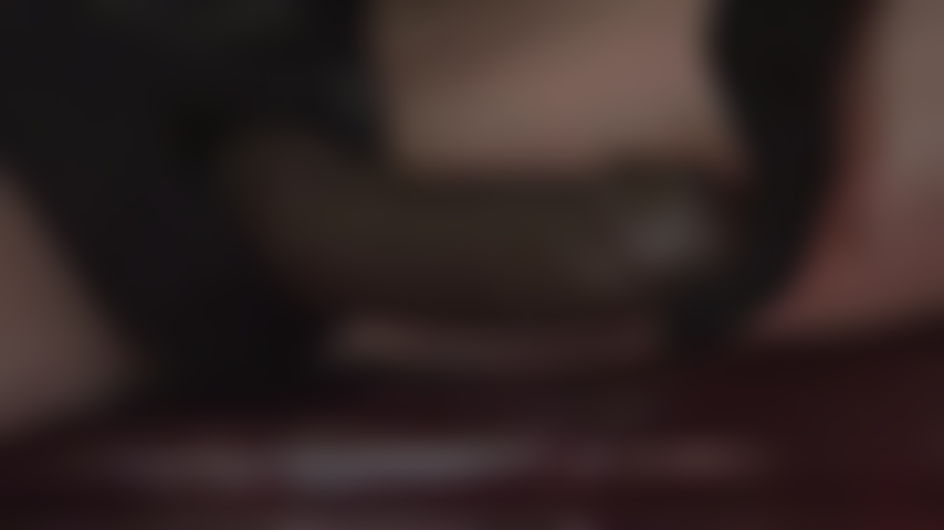 Um pau preto e grosso aguarda - a amante vivian tem uma de suas cintas-caralho mais grossas esperando pela sua boca de vagabunda. Com 33 centímetros de comprimento e quase 7,5 centímetros de largura, esta vai te esticar.