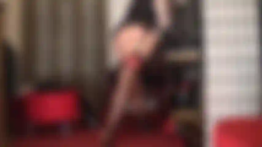 A incrível provocação da senhora com meias vermelhas, ligas, botas altas brilhantes e vestido semitransparente deixará seu pau de escravo pingando e implorando para ser liberado.