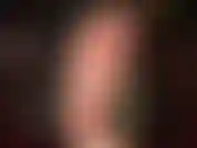 Adoro pés com unhas pintadas de vermelho - a patroa provoca os peões com seus lindos pés descalços, solas macias e dedos fofos, com uma cinta-liga preta à vista também.