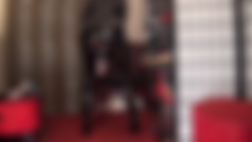 Uma deusa do pvc, vestida com um macacão preto brilhante, provocando com seu enorme pau branco saindo por baixo da saia.