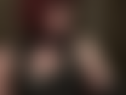 A senhora provoca com suas luvas pretas e sensuais de pvc brilhante. Você simplesmente não consegue resistir a um par brilhante como este. Eu sei que você quer senti-las por todo o seu corpo, por dentro e por fora...