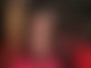 A mistress veste meias-calças pretas transparentes e sensuais e sapatos de salto alto vermelhos para provocar você com brincadeiras de balanço e sapatos.