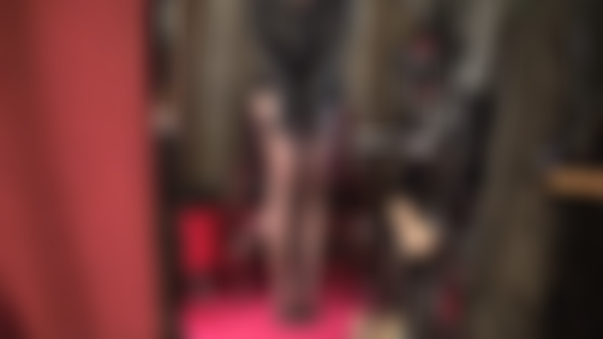 Viciada em pernas - as pernas e os pés da meia-calça da sua deusa são tão sensuais.