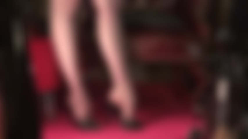 Pés de náilon transparentes, uma tentação - a amante chama sua atenção para seus pés sensuais em meias pretas muito transparentes e mules de couro sensuais.