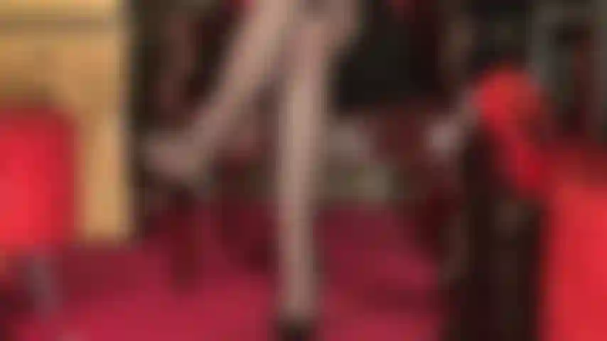 Usando meias-calças e ligas pretas transparentes e sedosas com costura - você não consegue resistir às minhas pernas longas e sensuais, dando apenas uma espiadinha nas minhas maravilhosas coxas pálidas e nuas e calcinhas de renda.