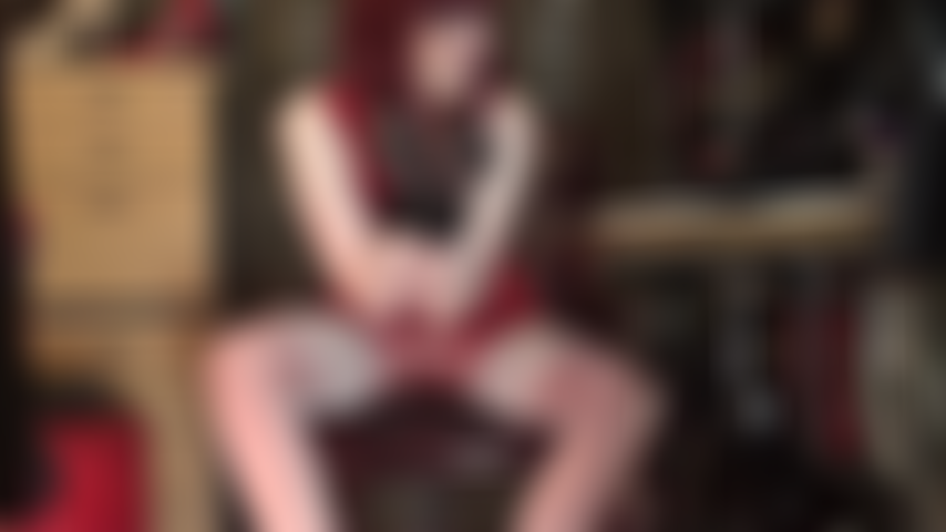 Que usa várias camadas de meias vermelhas e brancas sobre meias-calças super brilhantes para exibir minhas pernas e pés de náilon.