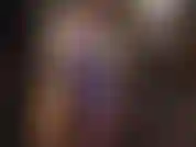 Sua deusa de látex exibe uma roupa sexy com parte superior e saia rendada na parte traseira em borracha roxa metálica brilhante.