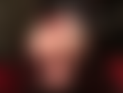 Os lindos pés e a bunda nua da senhora vivian em uma minúscula tanga vermelha.