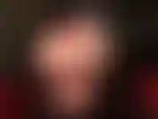 Os lindos pés e a bunda nua da senhora vivian em uma minúscula tanga vermelha.