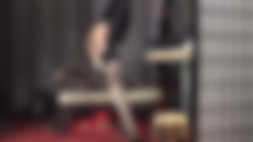 As curvas da senhora em camadas de meias de seda - adoração de bunda e pés em meias pretas sensuais com costura em meia-calça nude super brilhante.