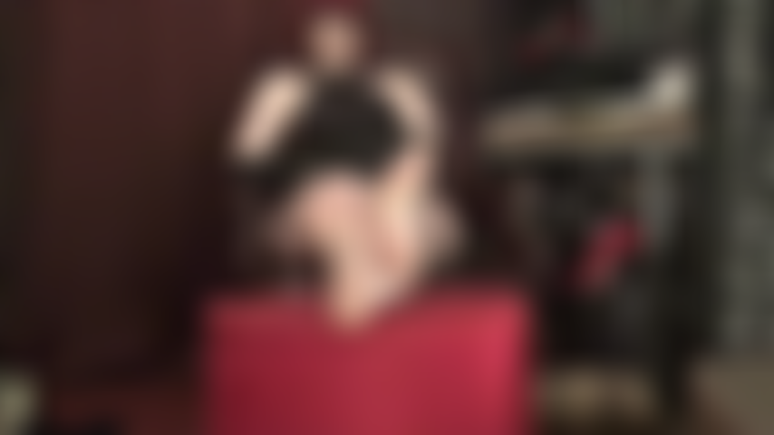 Pés descalços tentadores - você se ajoelha do outro lado da sala, com coleira, guia e trancada em castidade, babando. Você faria qualquer coisa para se aproximar e poder adorar as solas macias e perfeitas e os dedos sensuais da sua mestra.