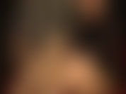 Meias nude brilhantes e sensuais sobrepostas a uma meia-calça preta. Você adoraria deslizar seu pau para dentro e para fora entre essas camadas sedosas, ordenhado pelas mãos da sua amante...