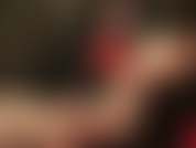 A senhora acaricia seu grande pau enquanto você adora seus pés descalços e sensuais.