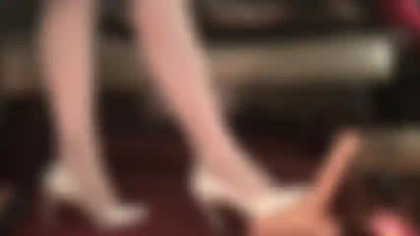 Uma intensa destruição de bolas foi o que a patroa ordenou - saltos altos chutam, pisam, esmagam e cutucam essas bolas cheias de esperma.