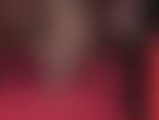 Cheiro meus pés maravilhosos em meias-calças pretas transparentes enquanto mexo meus dedos fofos.