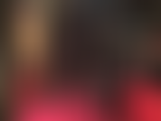 Uma provocadora sensual em leggings pretas justas de spandex e couro é finalizada com carícias e lambidas em sapatos de salto alto de aço vermelho.