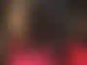 Uma provocadora sensual em leggings pretas justas de spandex e couro é finalizada com carícias e lambidas em sapatos de salto alto de aço vermelho.