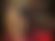 A mistress conhece seu amor por meias-calças brilhantes e sensuais. Aproveite esta provocação sensual de náilon em camadas douradas brilhantes, exibindo pés, pernas e bunda vestidos com meias-calças e luvas de cetim tão macias quanto seda.