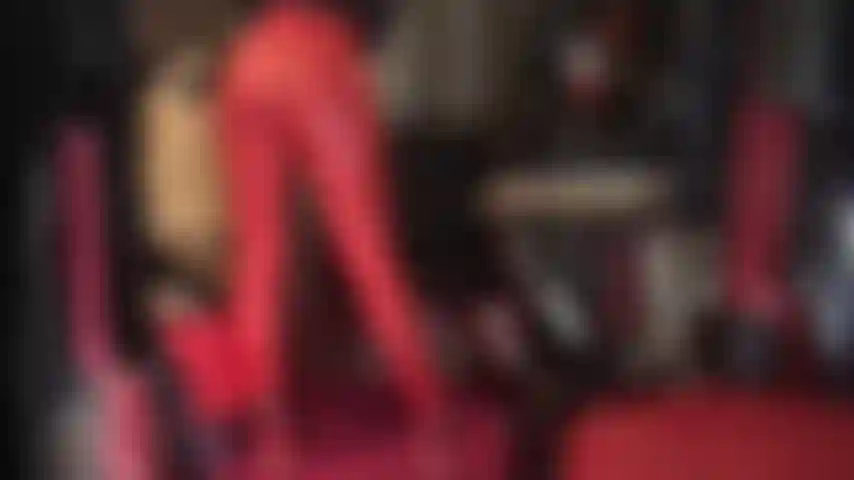 Uso leggings vermelhas justas de spandex, adoro bunda e uso cinta-liga stryker de 9 polegadas.