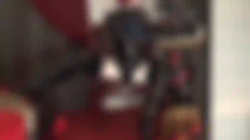 Essas curvas fetichistas te deixam fraco e excitado - a amante te deixa tão fraco por suas curvas em meia-calça branca brilhante de leohex spandex e body de pvc brilhante com botas longas. A amante envolve suas luvas de couro em volta do seu pau latejante. Ele precisa ser ordenhado até secar.