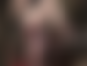 Sexy e sensual - uma amante com cabelo curto, vestindo nylon preto transparente, meia-calça e body.