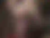 Sexy e sensual - uma amante com cabelo curto, vestindo nylon preto transparente, meia-calça e body.