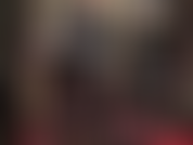 Dominadora de borracha, com leggings pretas justas, luvas de látex vermelhas e um grande strapon branco. Adoro minha bunda e meu pau.