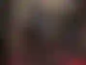 Dominadora de borracha, com leggings pretas justas, luvas de látex vermelhas e um grande strapon branco. Adoro minha bunda e meu pau.