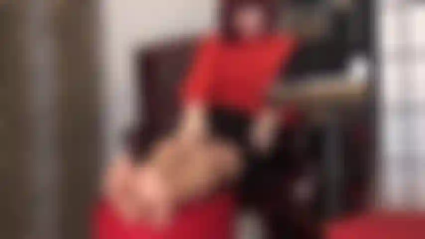 As coxas de meia-calça prendem o pau do seu escravo enquanto luvas de náilon massageiam lentamente o esperma para fora.