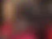 Esfregue-se ao longo dessas pernas e coxas de meia-calça sexy até minha saia de pvc brilhante e por baixo dela.