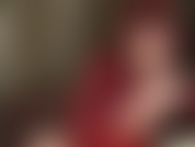 A senhora acaricia um pau preto com as mãos nuas.