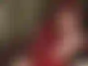 A senhora acaricia um pau preto com as mãos nuas.