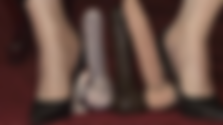 Pirocas em massa - seu dever como minha pequena e covarde mariquinha aos meus pés é agradar todos os grandes paus que eu coloco na sua frente enquanto seu pau patético está enfeitado com um laço fofo para ficar mais atraente para esses gostosões.