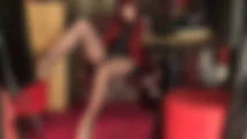 Pernas, coxas, decote, facesitting, meia-calça e mãos de amante no seu pau de escravo.