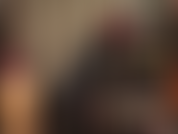 Uma deusa do látex em um macacão de borracha apertado, com sua cinta preta lubrificada para a penetração bruta que você merece.