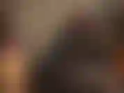 Uma deusa do látex em um macacão de borracha apertado, com sua cinta preta lubrificada para a penetração bruta que você merece.