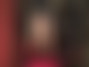 Senhora vivian, vestida em pvc preto brilhante, estalando seu chicote.