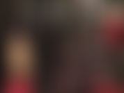 Deusa fetichista de pvc e strapon - sua amante vestida com um macacão de vinil preto apertado, luvas, botas, chapéu de couro e um grande pau branco para você agradar.