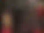 Deusa fetichista de pvc e strapon - sua amante vestida com um macacão de vinil preto apertado, luvas, botas, chapéu de couro e um grande pau branco para você agradar.