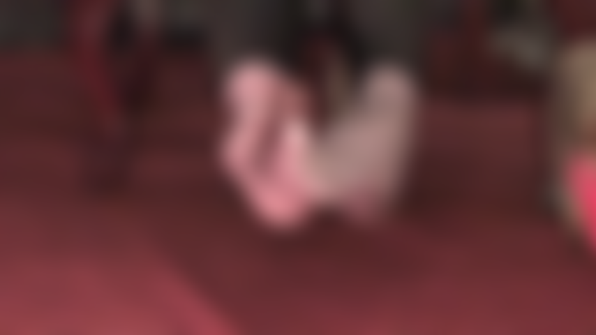 Pés de meia-calça, tão transparentes - os dedos pretos de meia-calça balançam, seduzindo e provocando o amante dos pés. As solas de náilon macias e suadas que você deseja sentir repousando no rosto, respirando a perfeição...