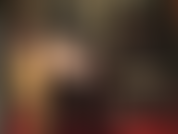 Uso peruca preta e roupa fetichista de pvc/vinil brilhante, botas altas e uma cinta enorme para uma fixação firme.