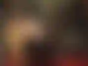 Uso peruca preta e roupa fetichista de pvc/vinil brilhante, botas altas e uma cinta enorme para uma fixação firme.