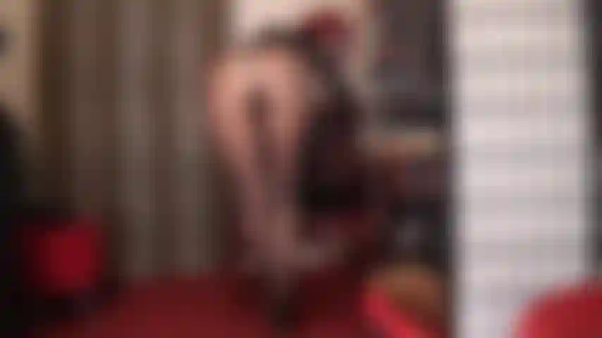 A bunda perfeita e redonda da senhora vivian e o shortinho sexy e sensual são uma combinação perfeita. Usando camadas fabulosas de meia-calça brilhante, experimentando diferentes pares de shorts.